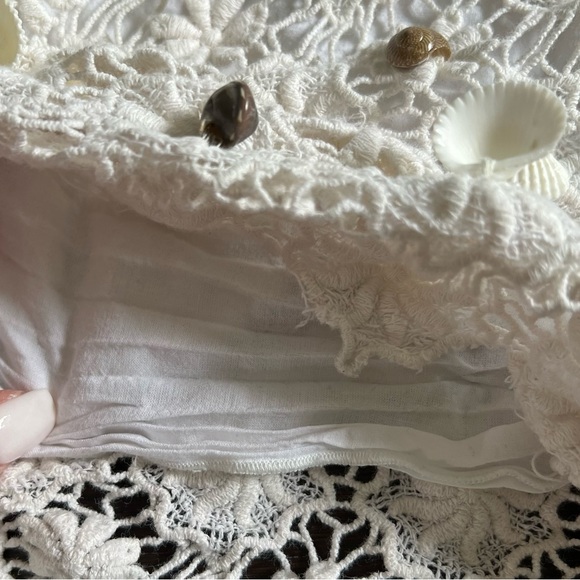 CREAM LULUS SHORTS WITH LACE OVERLAY AND SHELL EMBELLISHMENTS SIZE EXTRA SMALL - Picture 4 of 5